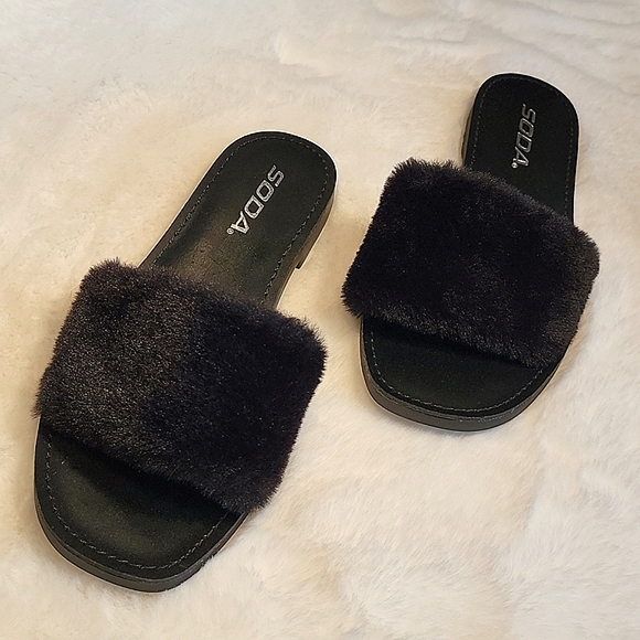 SODA ♡ Sweet-Cute 'n Sexy Black Faux Fur Flat Slip On Slippers 6 - Picture 5 of 17